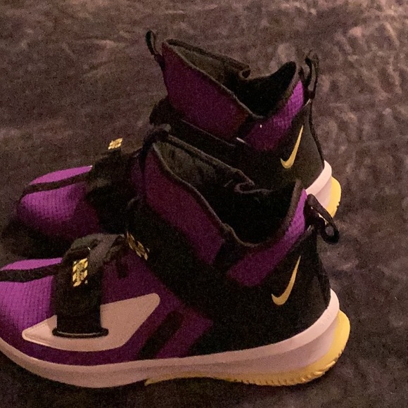 Men’s Le Bron Nike Basketball Shoes
Size 10.5 main image 8